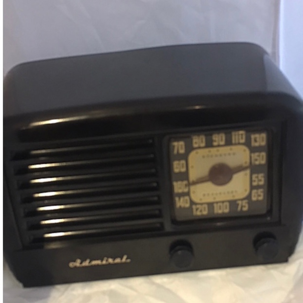 Vintage Radio Admiral brand , Bakelite
This cant be shipped too big !